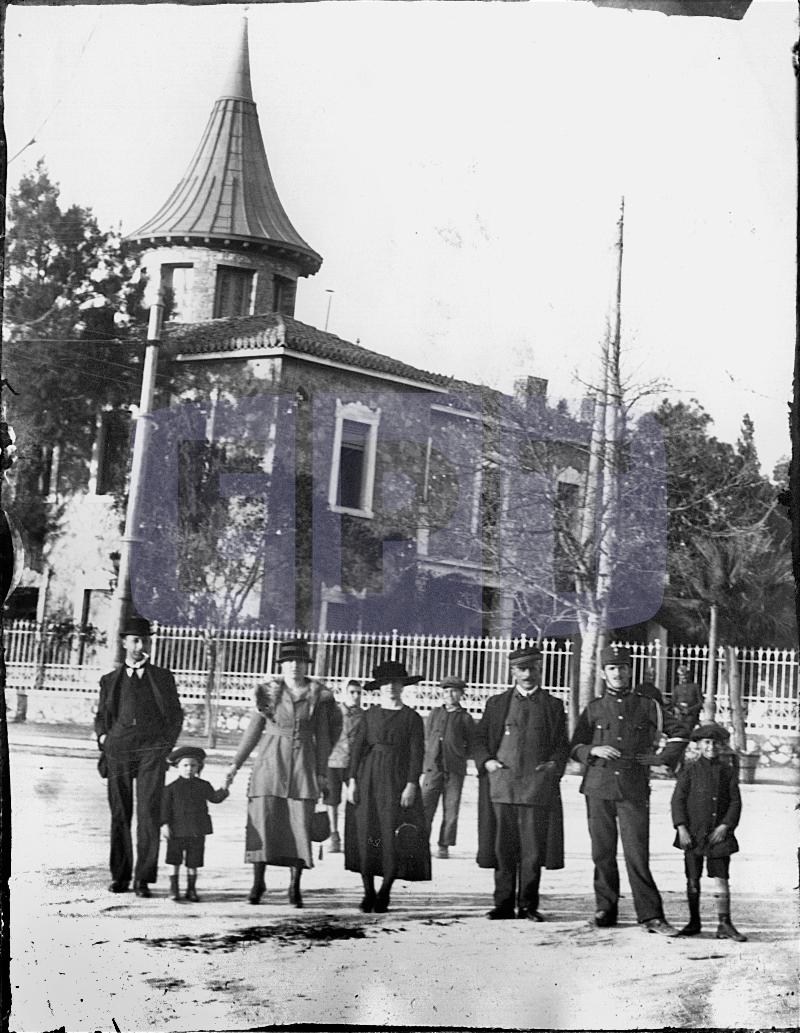 1914 - Αμπελόκηποι - Η βίλλα Θων - Μπροστά στο κτίριο ποζάρει πιθανόν η οικογένεια Θων (Αρχείο ΕΡΤ)